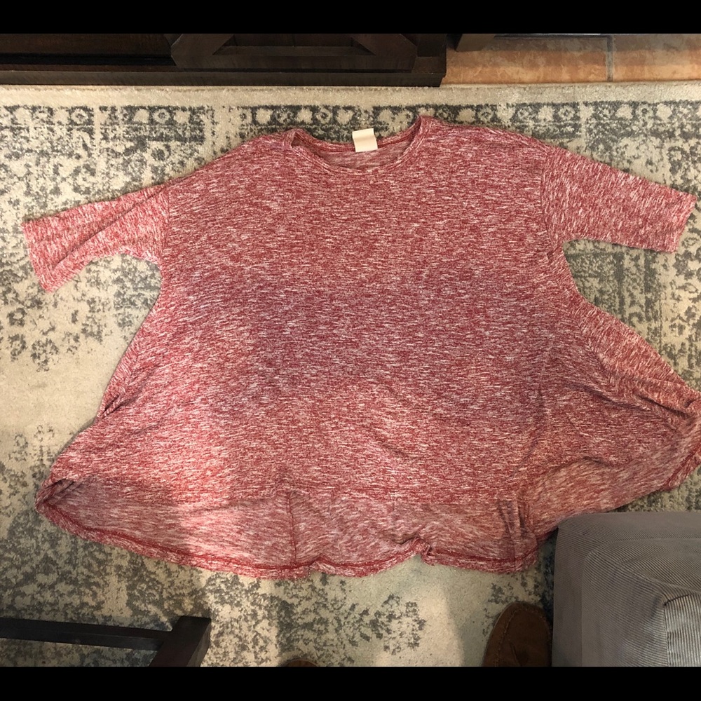 Red heathered flowy top with 3/4 sleeves